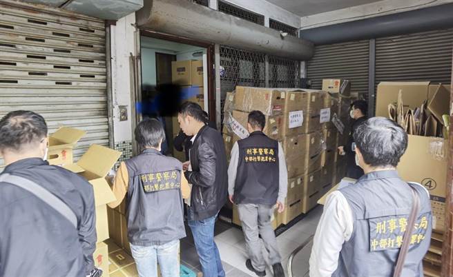 台中地检署防疫处理小组与刑事警察局侦查第六大队第五队查获，医用口罩不法来源，擅自分装医疗用口罩，并于医用口罩装盒后标示不实制造日期。（民眾提供／卢金足台中传真）