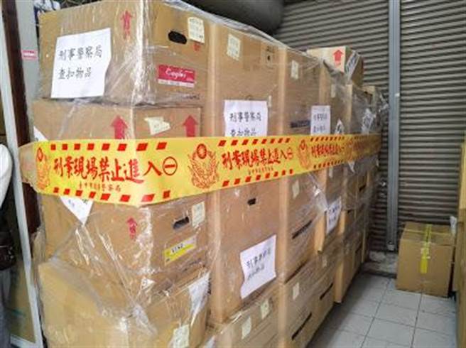 警方总计查扣医用口罩14万800片、医用口罩成品6盒及分装纸盒3030个等物。（民眾提供／卢金足台中传真）