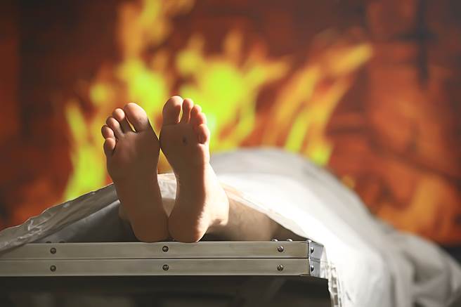 首中确诊死亡首例78翁直送火化，因一家9口全染疫无法送最后一程。（示意图／达志影像）