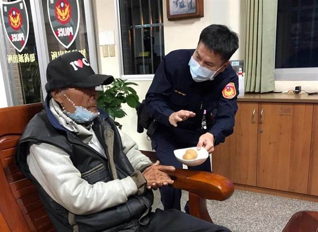 家住台南北区的84岁王姓老先生（左），骑脚踏车迷路至15公里外的新化山区。（台南市新化警分局提供／刘秀芬台南传真）
