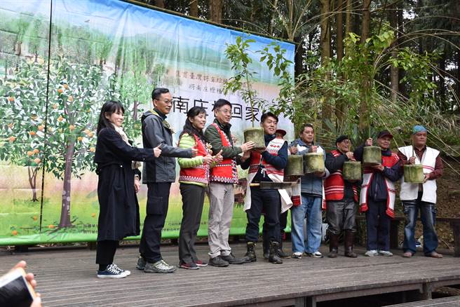 林务局长林华庆将南庄橙树苗赠送给根志优代表的赛夏族人。（谢明俊摄）