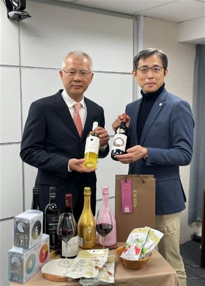 三商家购美廉社董事总经理邱光隆（右起），诚品生活餐旅事业群总经理吴明都一起为美廉社卖的「臻选酒福袋」站台。（郭家崴摄）（未满18岁请勿饮酒）