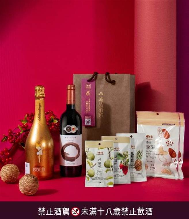 美廉社首度开卖新春福袋，首度联手「诚品酒窖」首卖「臻选酒福袋」，以2家通路精选2支酒款，随机搭配诚品生活的风味级滤挂式咖啡、美廉社旗下自有品牌心朴市集无调味坚果与果乾，每组1000元。（美廉社提供）（未满18岁请勿饮酒）