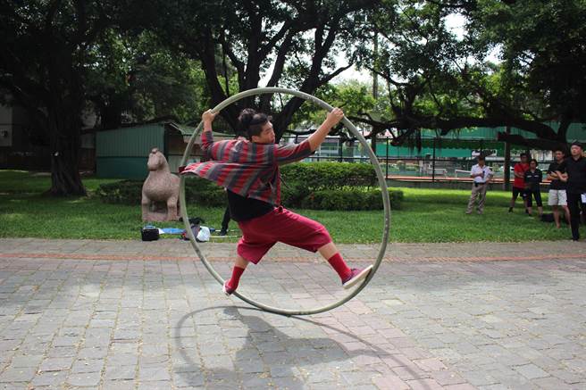 台中市街头艺人申请以往採用考照制，今年开始将改採登记制，许多街头艺人大秀身手考证照的景象未来将不復见。（文化局提供／林欣仪台中传真）