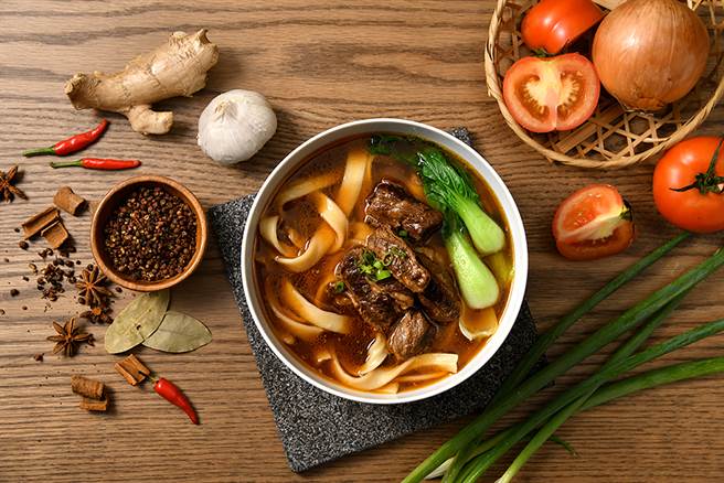 主打商品「花椒牛肉麵」每月热销超过千份，加入了花椒、多种中药材、蔬果及牛大骨高汤为基底，搭配软嫩入味的澳洲特选牛肋条与Q弹刀削麵。（图／品牌提供）