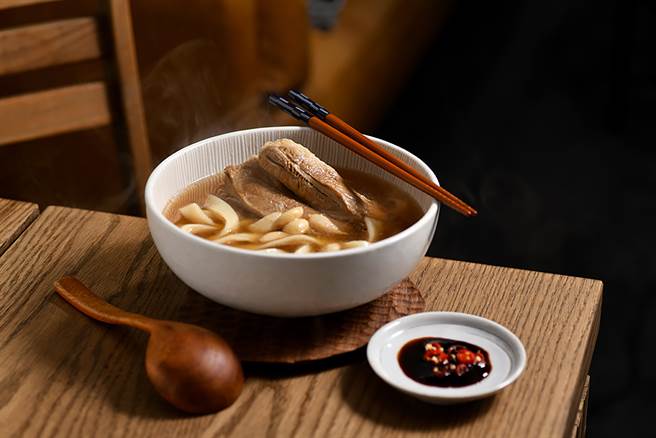 1月推出全新商品「椒香肉骨茶麵」，使用多种中药材及辛香料熬煮，浓郁鲜甜的汤头搭配整块猪肋排一起煮至软嫩，再加入白胡椒、当归、川芎来调味。（图／品牌提供）
