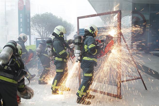 北市消防局動員400人參與演習，過程極為逼真。(翻攝照片／林郁平台北傳真）