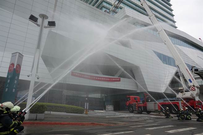 消防局派遣各式救災救護車輛到場，執行人命搜救及消防水線射水滅火等搶救作為。(翻攝照片／林郁平台北傳真）