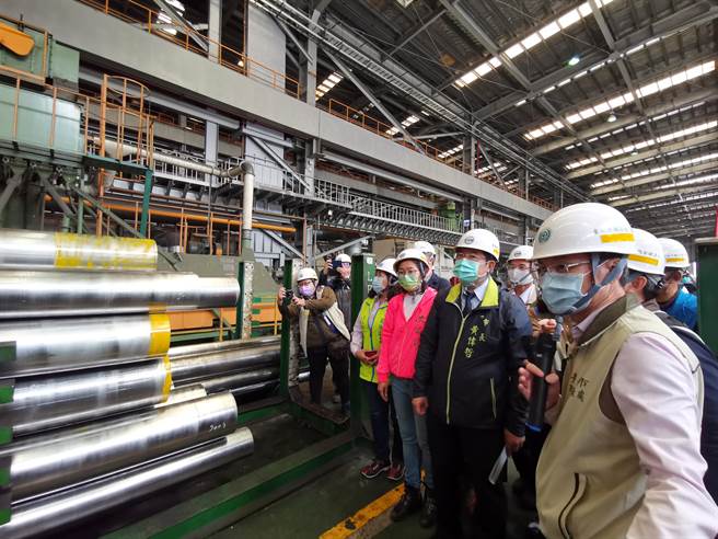 台南市长黄伟哲、劳动部职业安全卫生署署长邹子廉等人前往荣刚材料科技公司柳营厂实施春安检查。（刘秀芬摄）