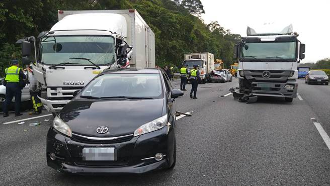 国道3号北上37.5公里处今（29日）下午3时许，发生8车连环追撞车撞。（翻摄）