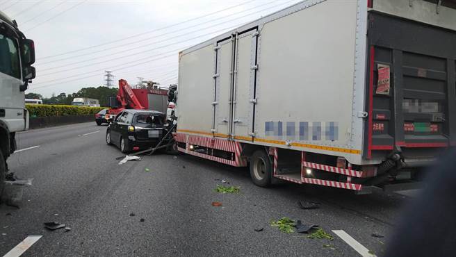 国道3号北上37.5公里处今（29日）下午3时许，发生8车连环追撞车撞。（翻摄）