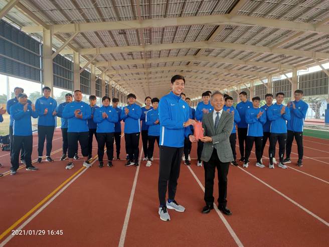 中华田协理事长叶政彦赴国训中心颁发东京奥运培训队12万元加菜金。(中华田协提供)