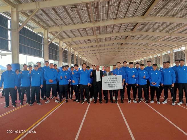 中华田协理事长叶政彦赴国训中心颁发加菜金，并且力挺国家防疫队，为桃园防护人员加油打气。(中华田协提供)