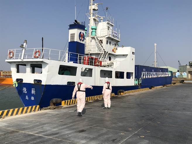 高雄籍億薪輪1名印尼籍船員在大陸平潭曾經新冠病毒檢測疑似呈弱陽性，今天下午進泊金門料羅港。（李金生攝）