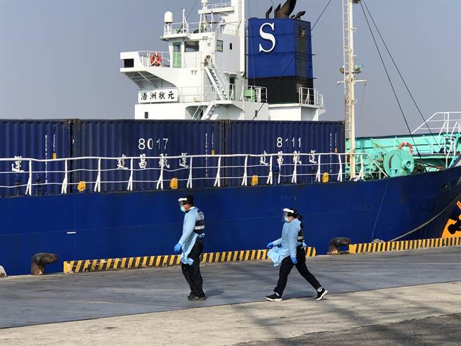 中央疾病管制署為期慎重，再指派駐金人員登船檢疫之一。（李金生攝）