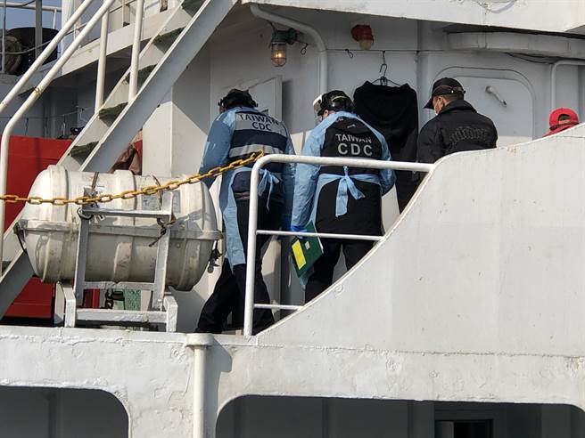 中央疾病管制署為期慎重，再指派駐金人員登船檢疫。（李金生攝）