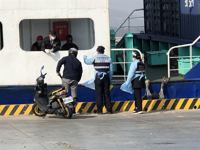 中央疾病管制署為期慎重，再指派駐金人員登船檢疫。結果7名船員均未發現異狀，縣港務處已允許進行正常卸貨作業。（李金生攝）