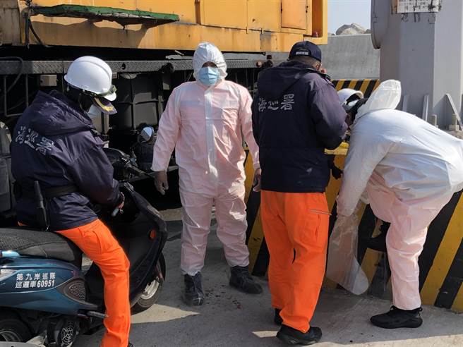 金門料羅港第一線的岸巡人員穿著防疫裝備，全員嚴陣以待。（李金生攝）