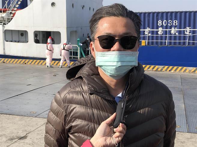 金門縣港務處長何佩舉說明處理過程，強調「防疫第一」不能鬆懈!（李金生攝）