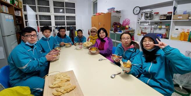 新北市萬里國中「越南語社團」期末成果發表會，除了越南語，還學習越南當地文化、特色美食。（萬里國中提供）