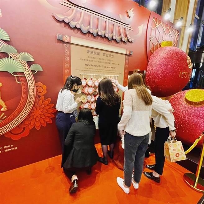 基督教救助协会与国扬集团合作，邀请民眾寒冬送暖，月中超过100位小朋友写下的新年祈愿卡，不到3天就被爱心民眾认领一空。（基督教救助协会提供／林良齐台北传真）