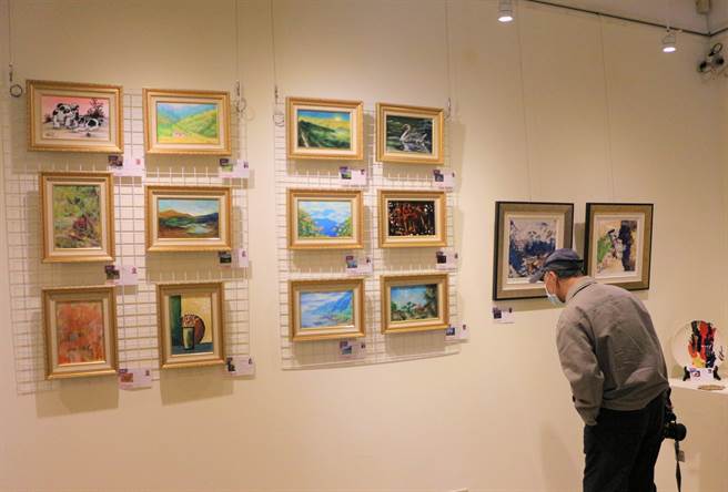 苗栗县政府举办第6届「施情画义．千动爱心」公益活动，募集320件艺文创作品于文观局展出，民眾即日起捐助2000元送爱到指定8家社福机构，即可结缘收藏艺术家原作，也能竞标另6件大师创作。（巫静婷摄）