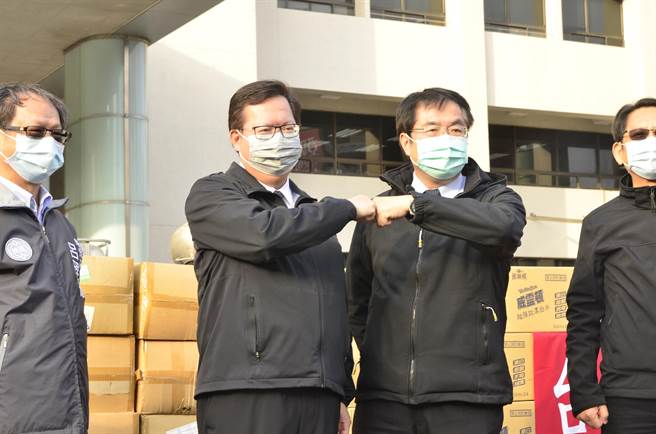桃园市长郑文灿（左）、台南市长黄伟哲（右）击拳为彼此打气。（赖佑维摄）