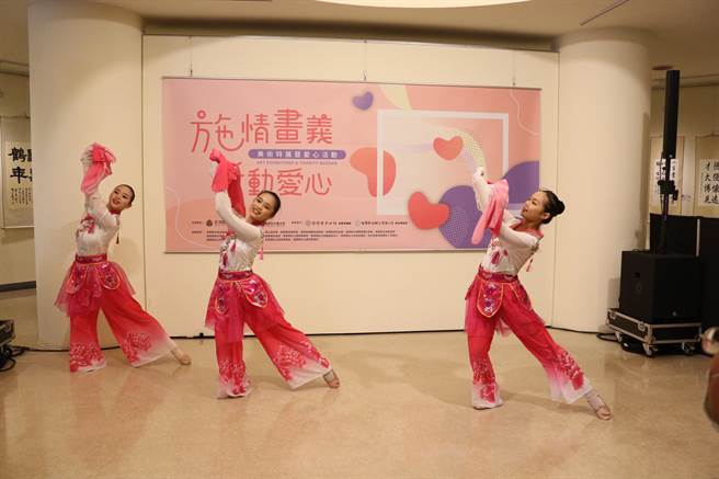 苗栗县政府举办第6届「施情画义．千动爱心」公益活动，募集320件艺文创作品于文观局展出，民眾即日起捐助2000元送爱到指定8家社福机构，即可结缘收藏艺术家原作，也能竞标另6件大师创作。（巫静婷摄）