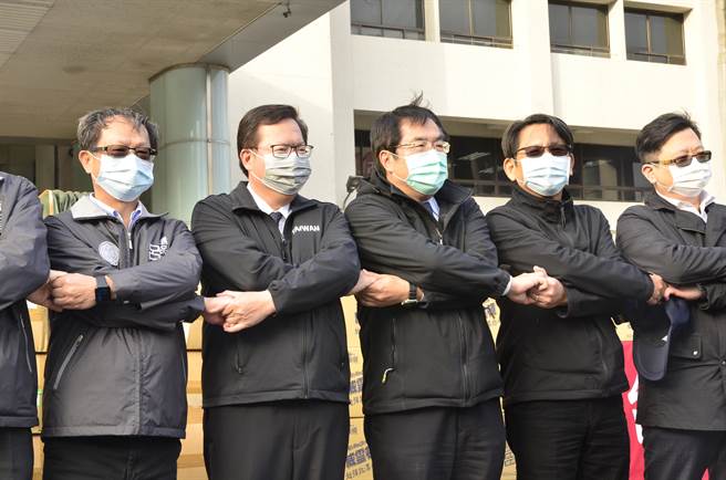 桃园市长郑文灿（左二）、台南市长黄伟哲（右二）手牵手象徵互相支援。（赖佑维摄）