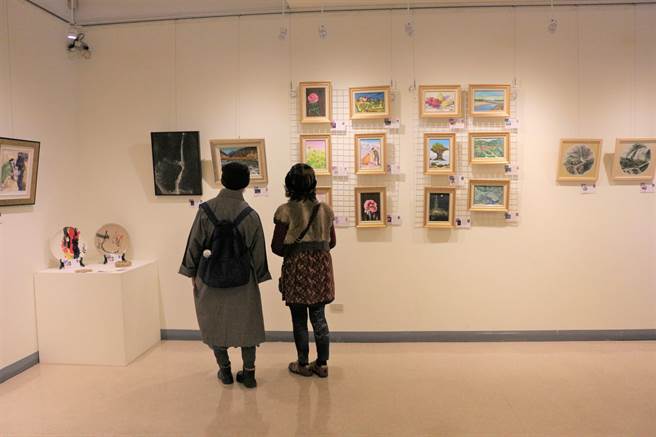 苗栗县政府举办第6届「施情画义．千动爱心」公益活动，募集320件艺文创作品于文观局展出，民眾即日起捐助2000元送爱到指定8家社福机构，即可结缘收藏艺术家原作，也能竞标另6件大师创作。（巫静婷摄）