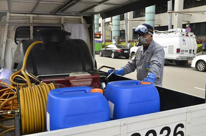 台南市府捐赠消毒水5000瓶、防护衣2000件、随身杀菌喷雾1000罐以及枣子20箱，还有2消毒车协助街道消毒。（赖佑维摄）
