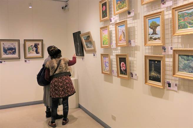 苗栗县政府举办第6届「施情画义．千动爱心」公益活动，募集320件艺文创作品于文观局展出，民眾即日起捐助2000元送爱到指定8家社福机构，即可结缘收藏艺术家原作，也能竞标另6件大师创作。（巫静婷摄）