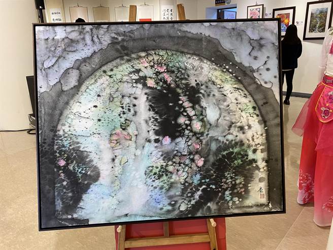 苗栗县政府举办第6届「施情画义．千动爱心」公益活动，今年最大幅的竞标作品「南园余韵」为现代水墨艺术家江上龙的创作，除了展现大师惯用手法，还加入许多缤纷色彩。（巫静婷摄）