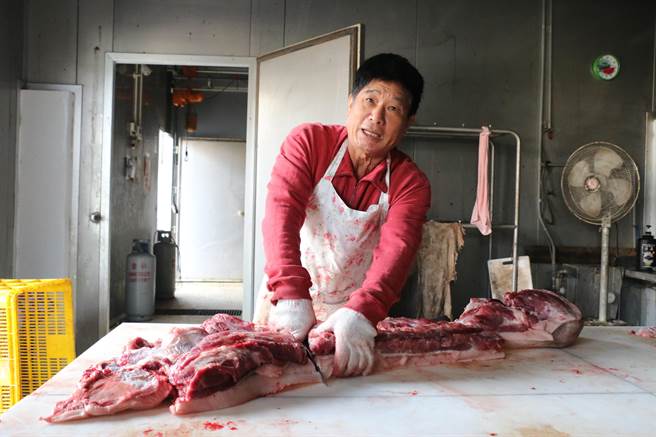 立委周春米媒合六堆黑猪产销班，为第一线海巡人员加菜。(立委周春米提供)