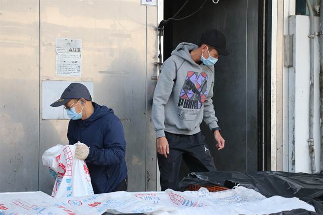 立委周春米媒合六堆黑猪产销班，为第一线海巡人员加菜。(立委周春米提供)