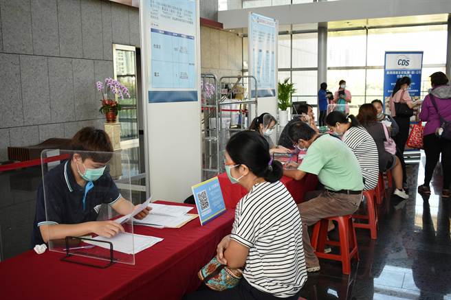 台中市勞工局舉辦就業博覽會，幫助民眾找工作。（盧金足攝）