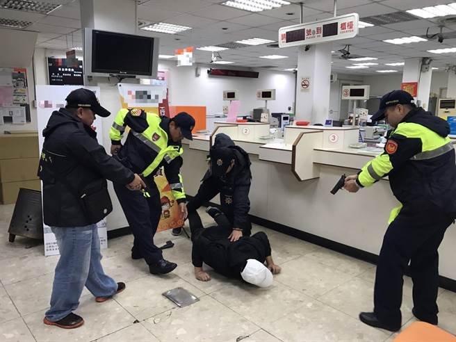 杨梅、龙潭警分局各自在区农会举办防抢演练，提升金融机构自我防护能力。（桃园市政府警察局提供／黄婉婷桃园传真）