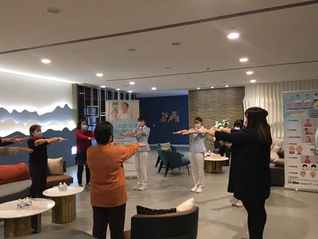 口腔卫生服务队针对长照中心长辈进行口腔卫生宣导示范，除了生动活泼的口卫宣导外，还有让长辈动一动的健口健康操。（柯宗纬翻摄）