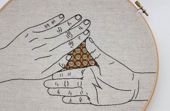 Fxiii简靖芳刺绣插画作品展「之间」，以顏色各异的交织纹样，填满人类肢体圈出的空间，代表人与人之间的未知可能。（毓绣美术馆提供／黄立杰南投传真）