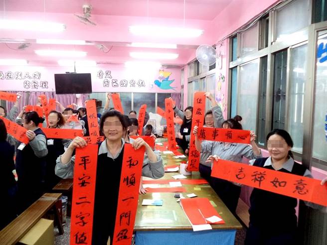 苗栗看守所举办收容人写春联寄回家活动。（苗栗看守所提供／谢明俊苗栗传真）