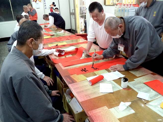 苗栗看守所举办收容人写春联寄回家活动。（苗栗看守所提供／谢明俊苗栗传真）