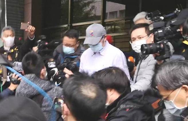 台北地院29日裁定蘇震清（戴帽者）1000萬元交保。（黃捷攝）