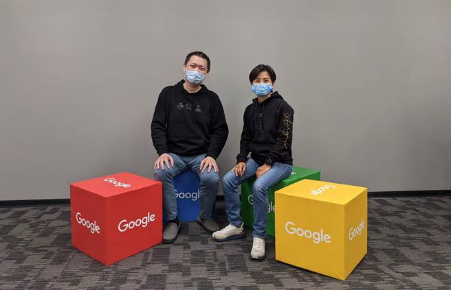 Google 台湾资深业务总监蔡逸民（左）与传奇网路游戏副总经理周秋美合影。（Google 提供／黄慧雯台北传真）
