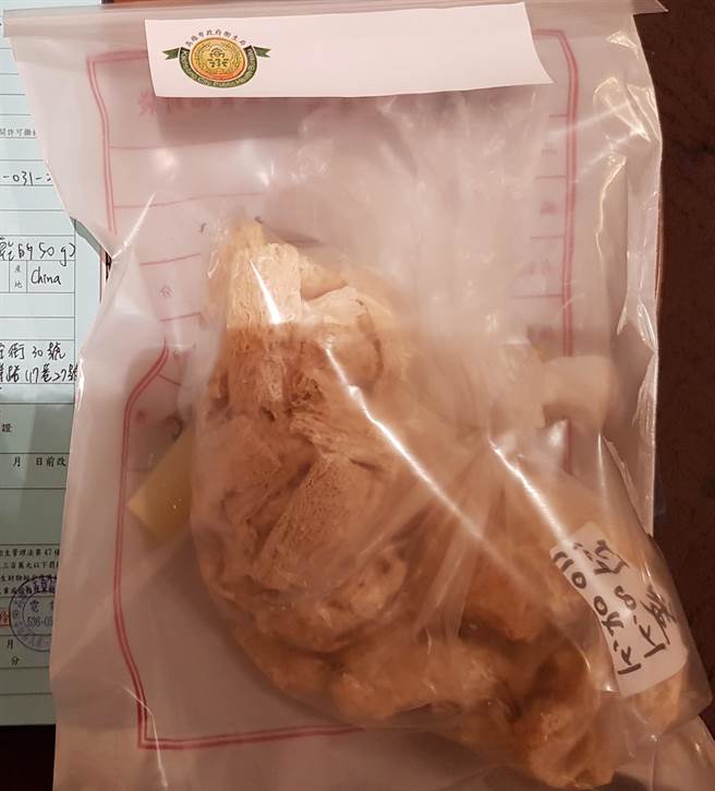 高市卫生局抽验年货，在H2O水京栈「竹笙」验出镉超标，业者目前已下架销毁。（柯宗纬翻摄）