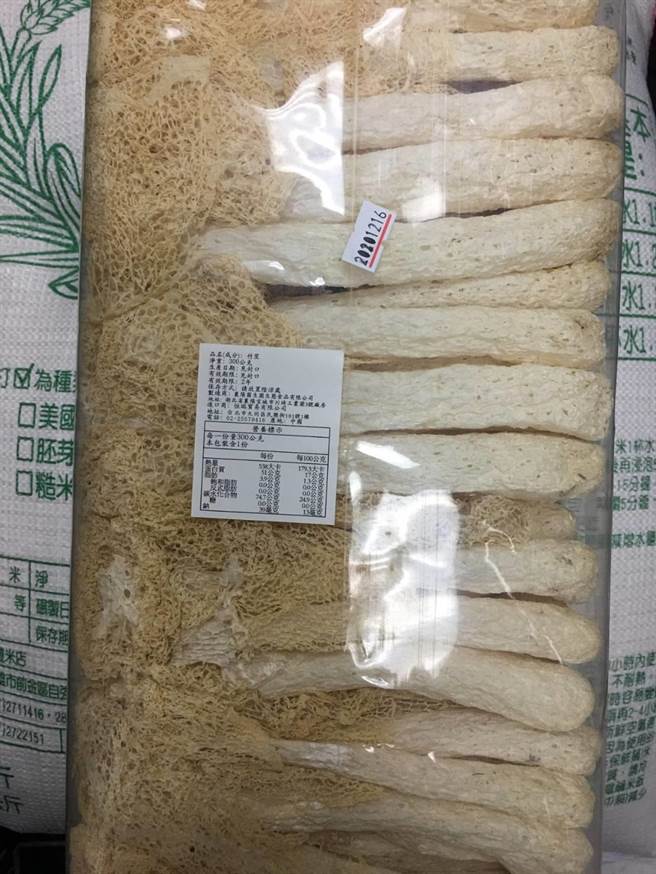 高市卫生局抽验年货，在丽尊酒店「竹笙」验出镉超标，业者目前已下架销毁。（柯宗纬翻摄）