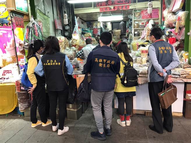 高市卫生局抽验年货，日前前往三凤中街抽查。（柯宗纬翻摄）