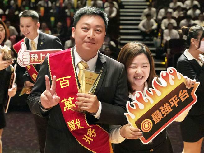 王天祺与老婆一同在永庆打拼，共创美好未来。(图/永庆房屋提供)