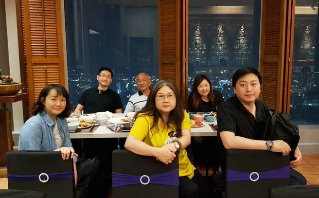 弹性工作8小时制度让王天祺(前右一)下班后经常与家人一起共进晚餐，分享生活的日常。(图/永庆房屋提供)