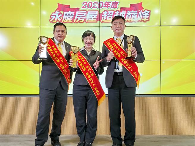 王天祺(图右)勤奋经营客户关系，年年挑战百万年薪。(图/永庆房屋提供)
