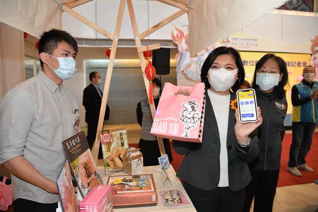 云林县府推出「云林县数位县民平台─云林Nubi扭一下」App，县长张丽善（右三）累积阅读宣导讯息的点数，可换云林良品好物。（周丽兰摄）